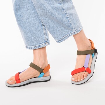 CAMPER Sandal i blandade färger