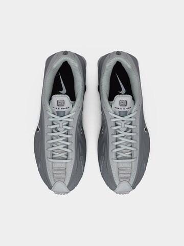 Nike Sportswear Låg sneaker 'SHOX R4' i grå