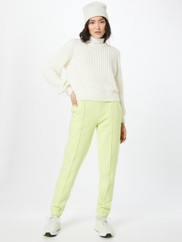 Tapered Pantaloni 'Patty' de la MADS NORGAARD COPENHAGEN pe verde