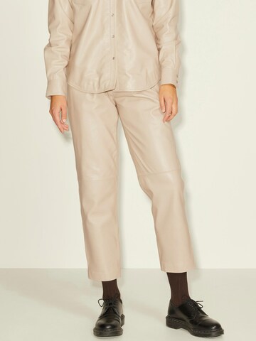 JJXX Tapered Pleat-Front Pants 'ADDIE' in Brown