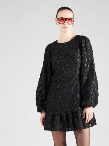 Rochie de la Harper & Yve pe negru: față