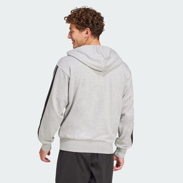 ADIDAS SPORTSWEAR - Sudadera con cremallera deportiva 'Essentials French Terry' en gris