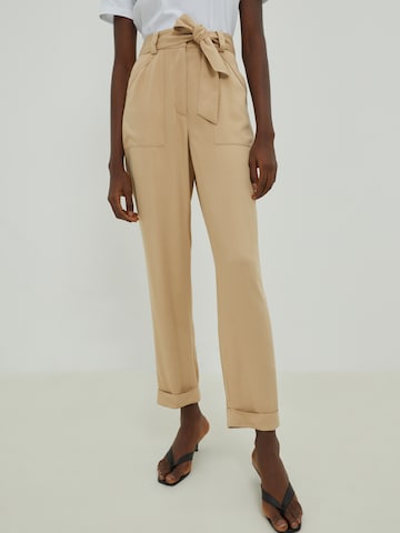 EDITED Regular Trousers 'Ivy' in Beige: front