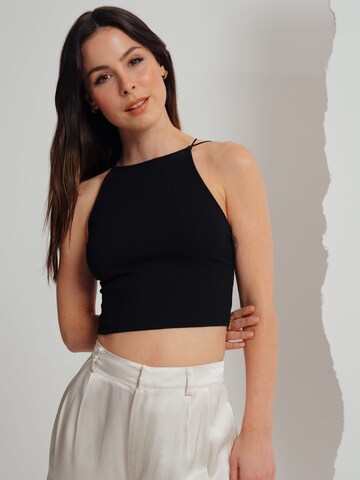 A LOT LESS Top 'Sheila' in Black: front