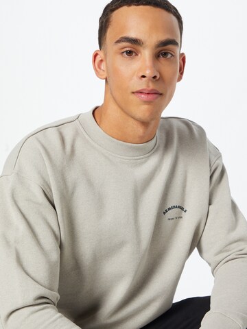 ARMEDANGELS - Sweatshirt 'ARLO' em cinzento