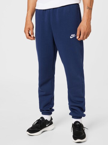 zils Nike Sportswear Pakapēniski sašaurināts piegriezums Bikses 'Club Fleece': no priekšpuses