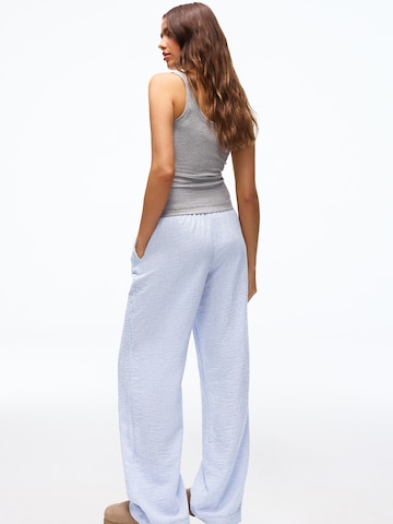 Bershka Wide leg Byxa i blå