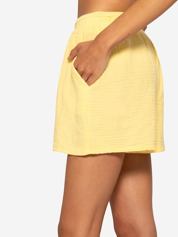 SASSYCLASSY - regular Pantalón en amarillo