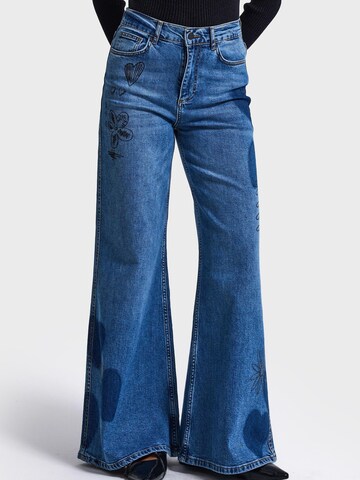 IT'S BASIC - Acampanado Vaquero 'DOODLE FLARE HIGH RISE JEANS' en azul