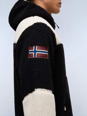 NAPAPIJRI Поларено яке 'Yupik 3' в черно: отпред