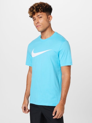 T-Shirt 'Swoosh' Nike Sportswear en bleu : devant