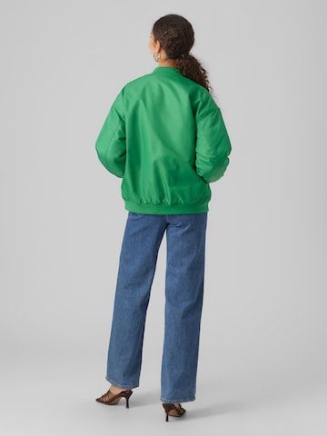 VERO MODA Демисезонная куртка 'Amber' в Зеленый