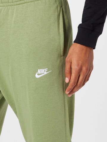 Nike Sportswear Tapered Hose in Grün