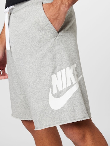 Nike Sportswear - Loosefit Pantalón 'Club Alumni' en gris