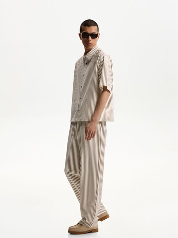 Comfort fit Camicia di Bershka in marrone