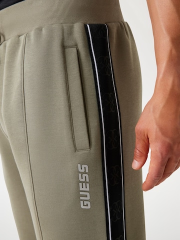 GUESS Tapered Hose in Grün