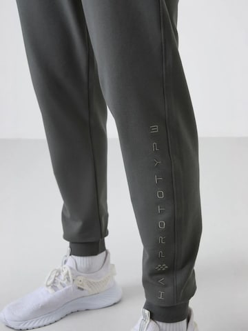 Effilé Pantalon de sport Tommy Life en gris