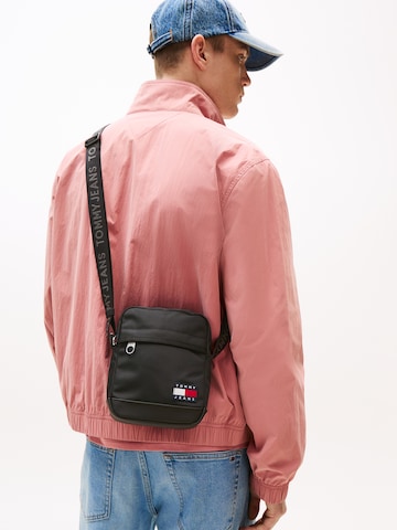 Tommy Jeans Schoudertas 'ESS' in Zwart