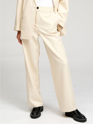 TeeShoppen Loose fit Chino Pants in Beige: front
