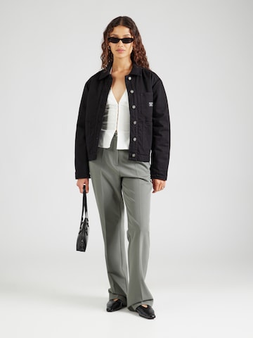 GUESS - Regular Calças com vincos 'NEW CARLA' em cinzento