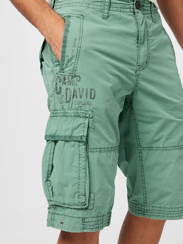 CAMP DAVID Regularen Kargo hlače | zelena barva