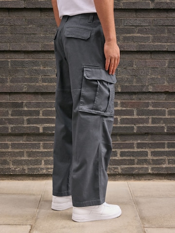 Next - Ropa ancha Pantalón cargo en gris