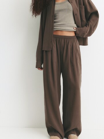 Pull&Bear Wide leg Trousers in Brown: front