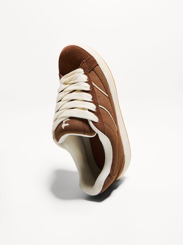 Sneaker low de la Bershka pe maro