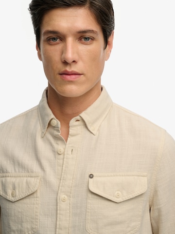Coupe regular Chemise 'The Merchant Store' Superdry & Co en beige
