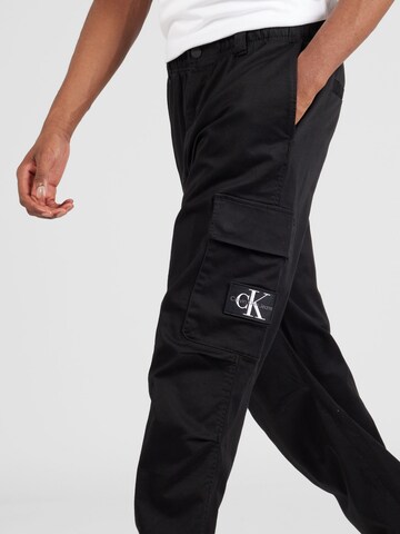 Calvin Klein Jeansregular Cargo hlače 'Essential' - crna boja