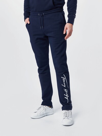 TOMMY HILFIGER Kalhoty 'TOMMY HILFIGER X ABOUT YOU SIGNATURE' - noční modrá / bílá, Model/ka