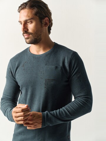 Tricou de la KOROSHI pe verde