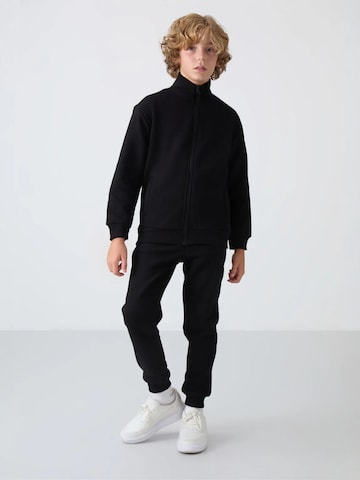 Tommy Life Trainingspak 'TOMMY Kinder Active Set' in Zwart: voorkant