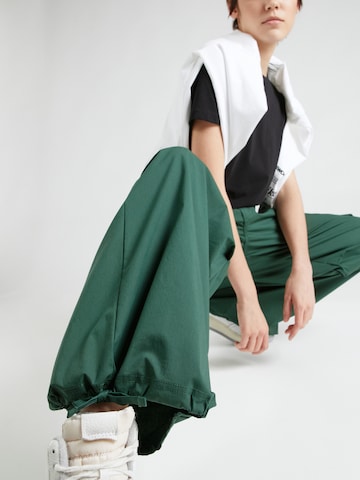 Wide leg Pantaloni cargo di Nike Sportswear in verde