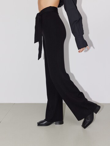 Loosefit Pantalon 'Talea' LeGer by Lena Gercke en noir : sur le côté