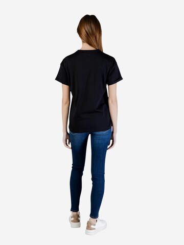 Maglietta 'SS CN POCKET G LOGO TEE W6GI17 K3037' di GUESS in nero