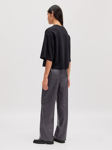 Tricou 'Enzo' de la EDITED pe negru