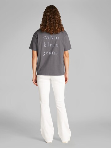 Calvin Klein Jeans Koszulka w kolorze szary: przód