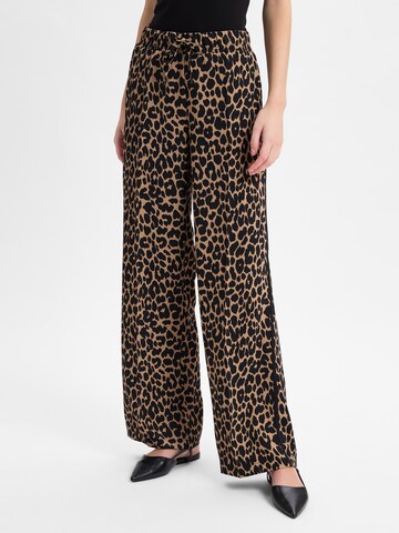 Cambio Regular Pleat-front trousers ' Avril ' in Brown: front