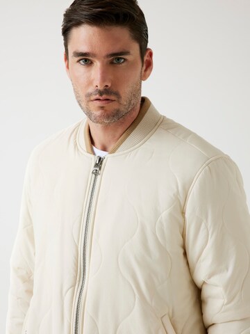 GUESS Between-Season Jacket in Beige