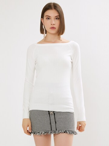 Influencer Pullover in Weiß: Vorderseite