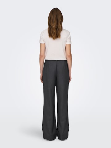 Loosefit Pantaloni con pieghe 'ONLHATTIE' di ONLY in grigio