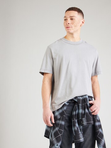 Abercrombie & Fitch Футболка в Серый: спереди