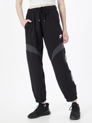Nike Sportswear Tapered Παντελόνι σε μαύρο: μπροστά