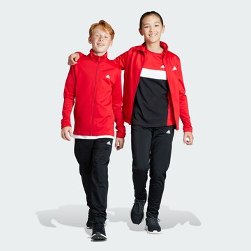 ADIDAS SPORTSWEAR Träningsdräkt 'Essentials' i röd