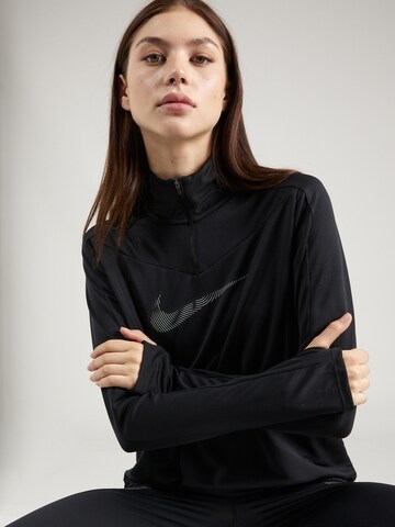 Tricou funcțional 'Swoosh' de la NIKE pe negru