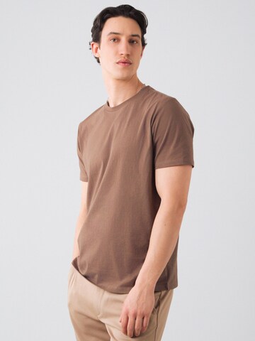 Honest Basics Shirt 'T-shirt Men' in Bruin