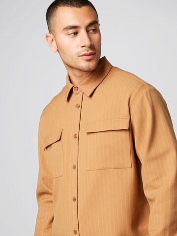 Regular fit Camicia 'Dorian' di ABOUT YOU x Kevin Trapp in marrone