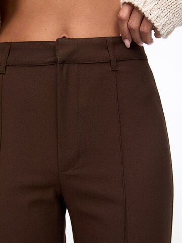 Loosefit Pantalon Pull&Bear en marron