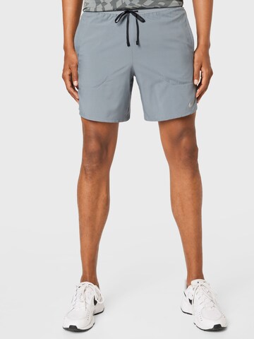 NIKE Regular Спортен панталон 'STRIDE' в сиво: отпред